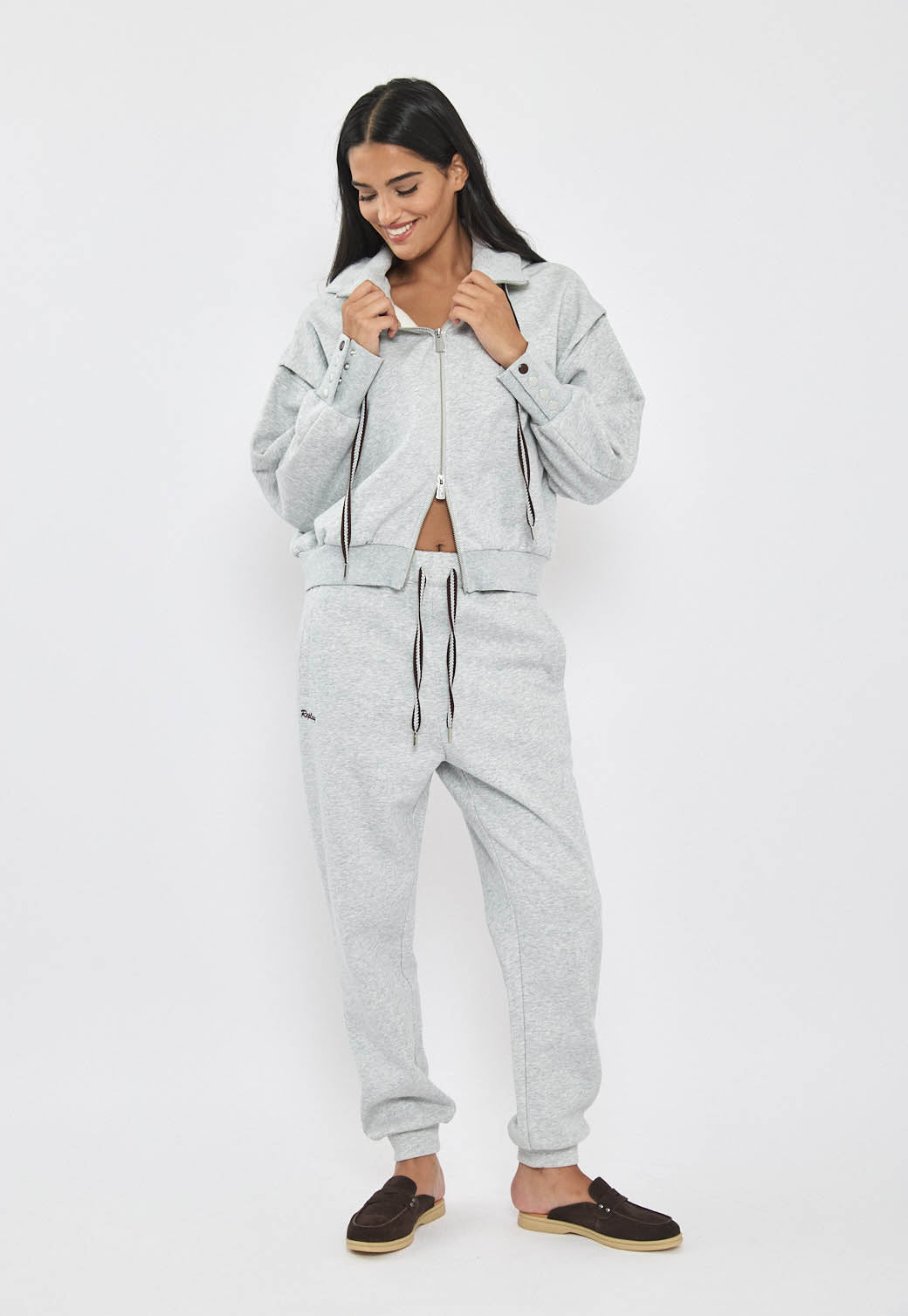 קפוצ’ון רוכסן לנשים בצבע אפור עם לוגו רקום בגב