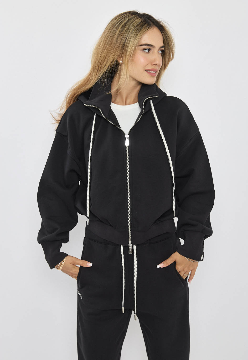 קפוצ'ון רוכסן לנשים בצבע שחור עם לוגו רקום בגב