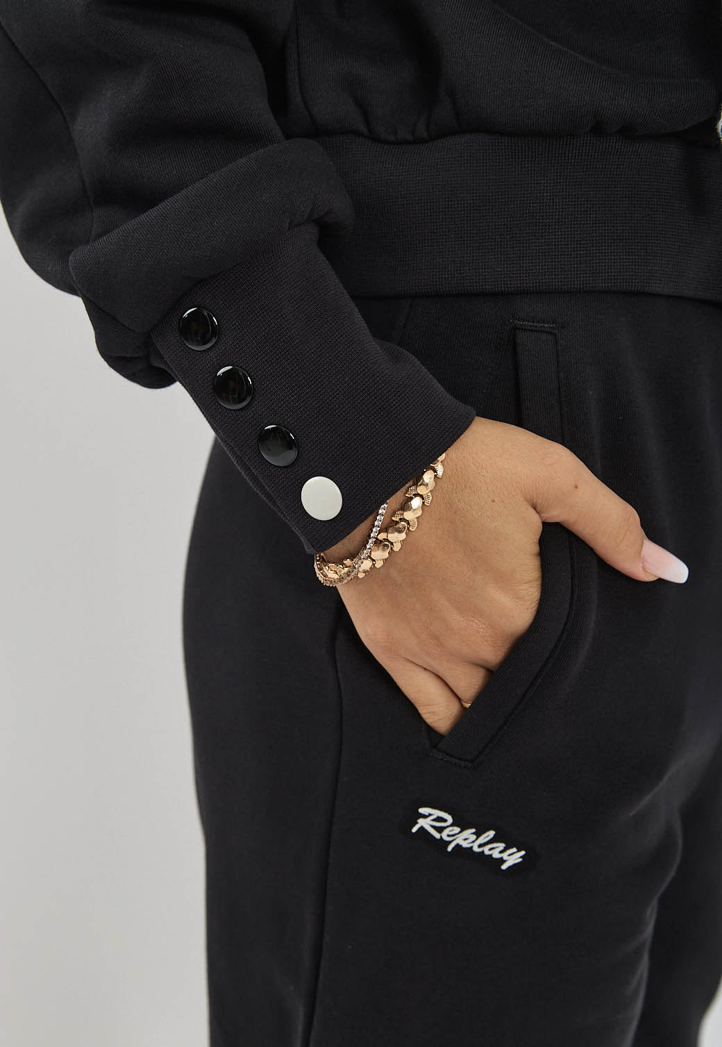 קפוצ'ון רוכסן לנשים בצבע שחור עם לוגו רקום בגב