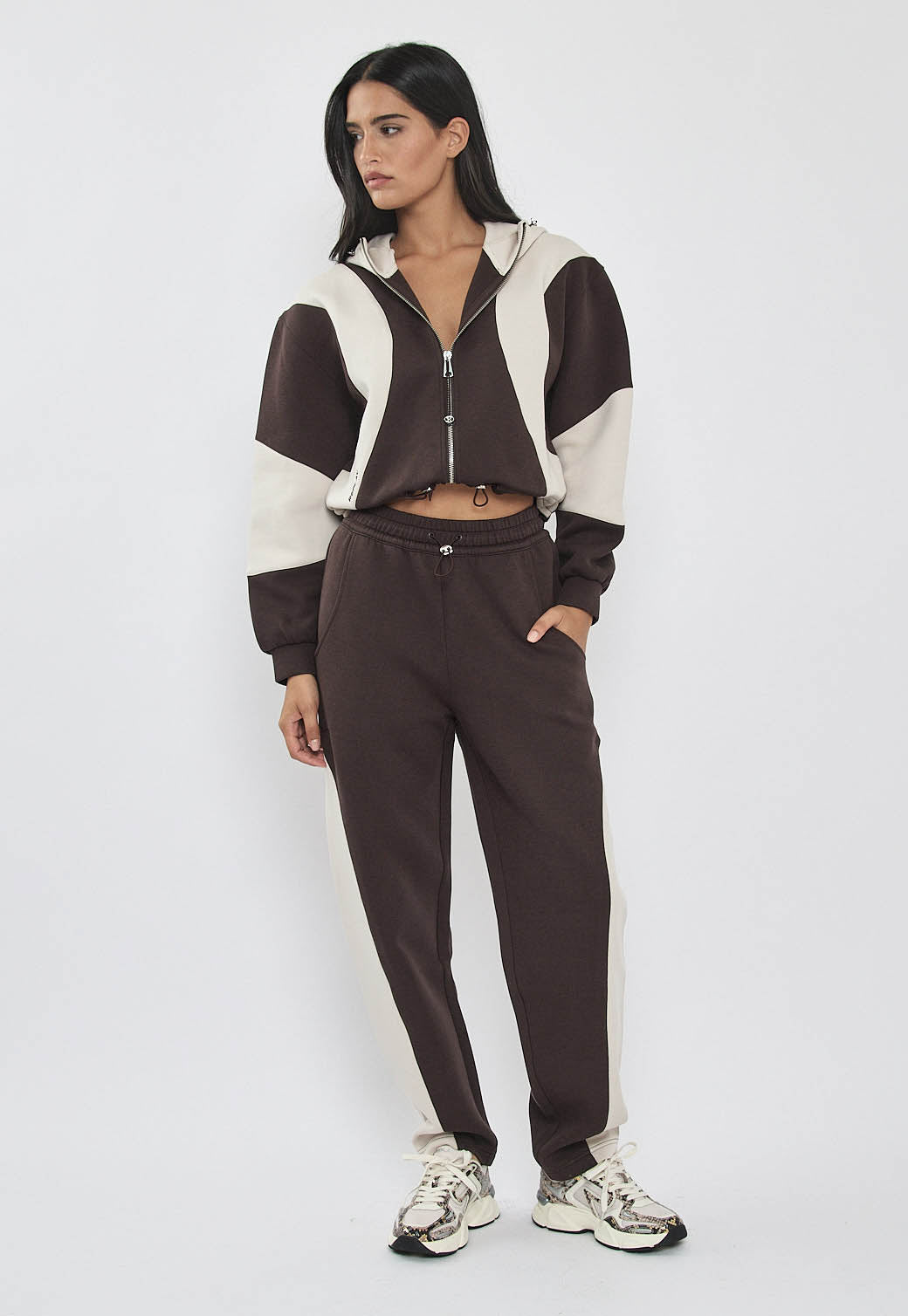 מכנסי ג’וגר לנשים בצבע קרם עם פאנלים צדדיים