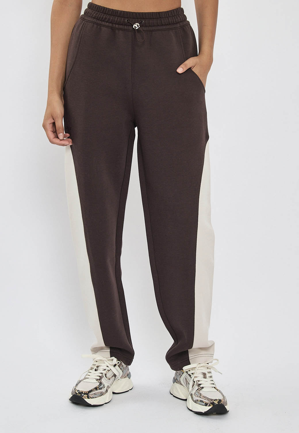 מכנסי ג’וגר לנשים בצבע קרם עם פאנלים צדדיים