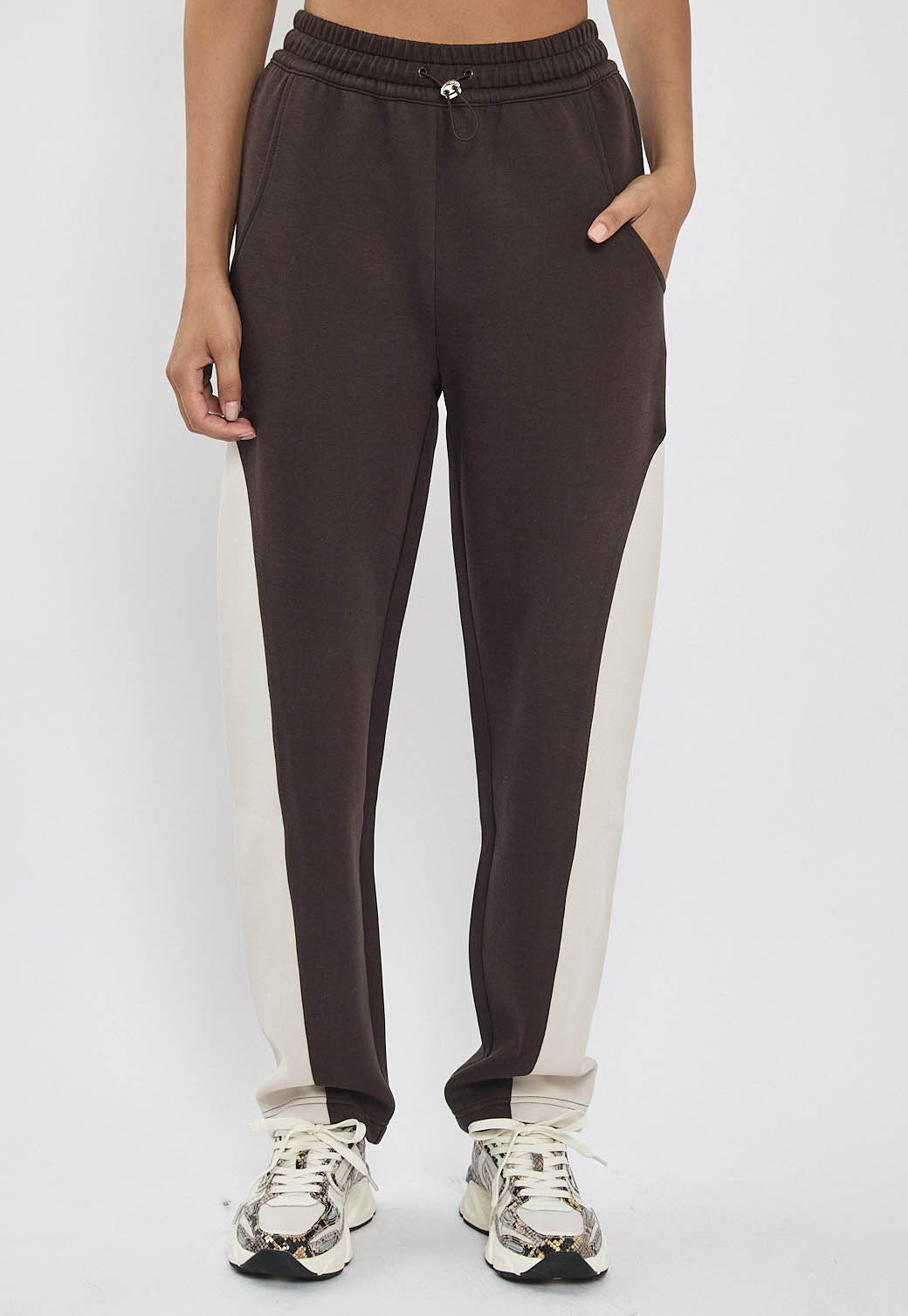 מכנסי ג’וגר לנשים בצבע קרם עם פאנלים צדדיים