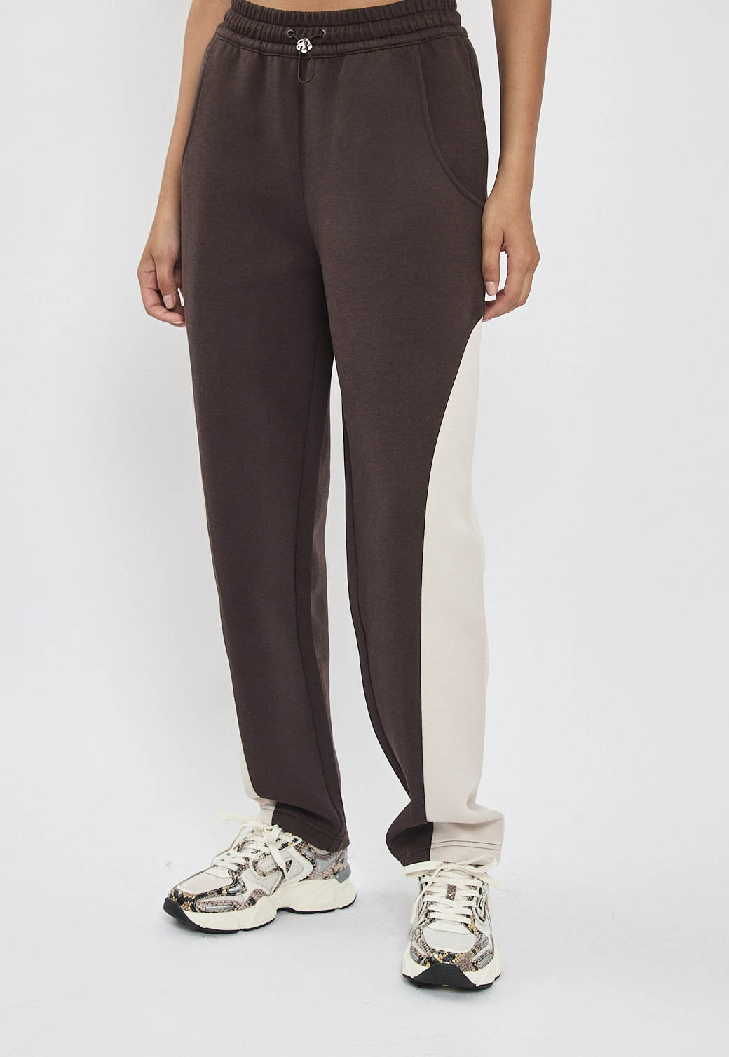 מכנסי ג’וגר לנשים בצבע קרם עם פאנלים צדדיים