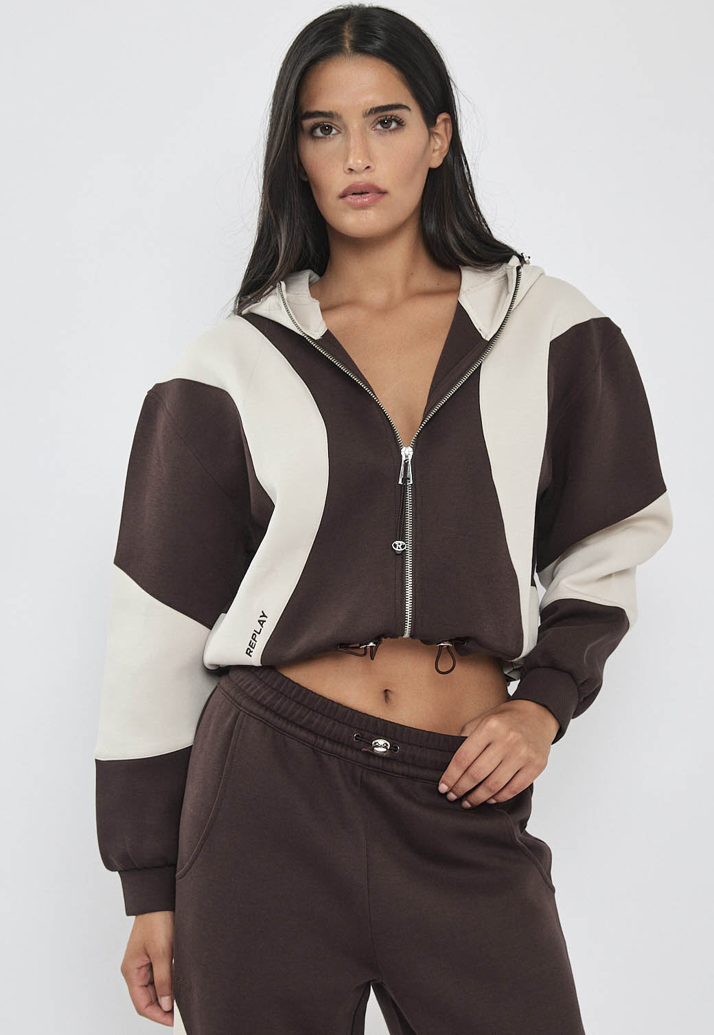 קפוצ׳ון רוכסן לנשים בצבע קרם/חום בגזרה קרופ