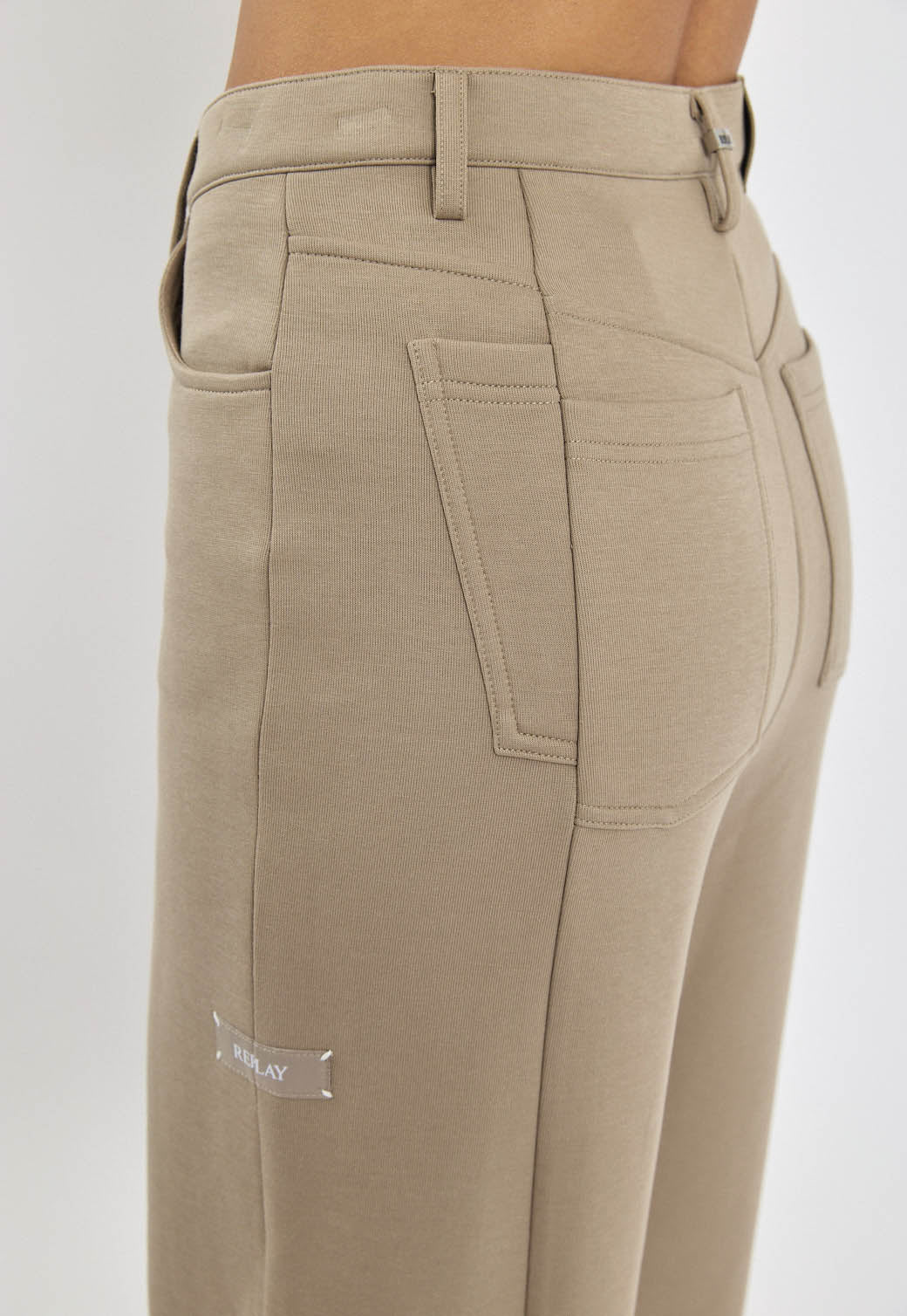 מכנסיים לנשים בצבע בז'