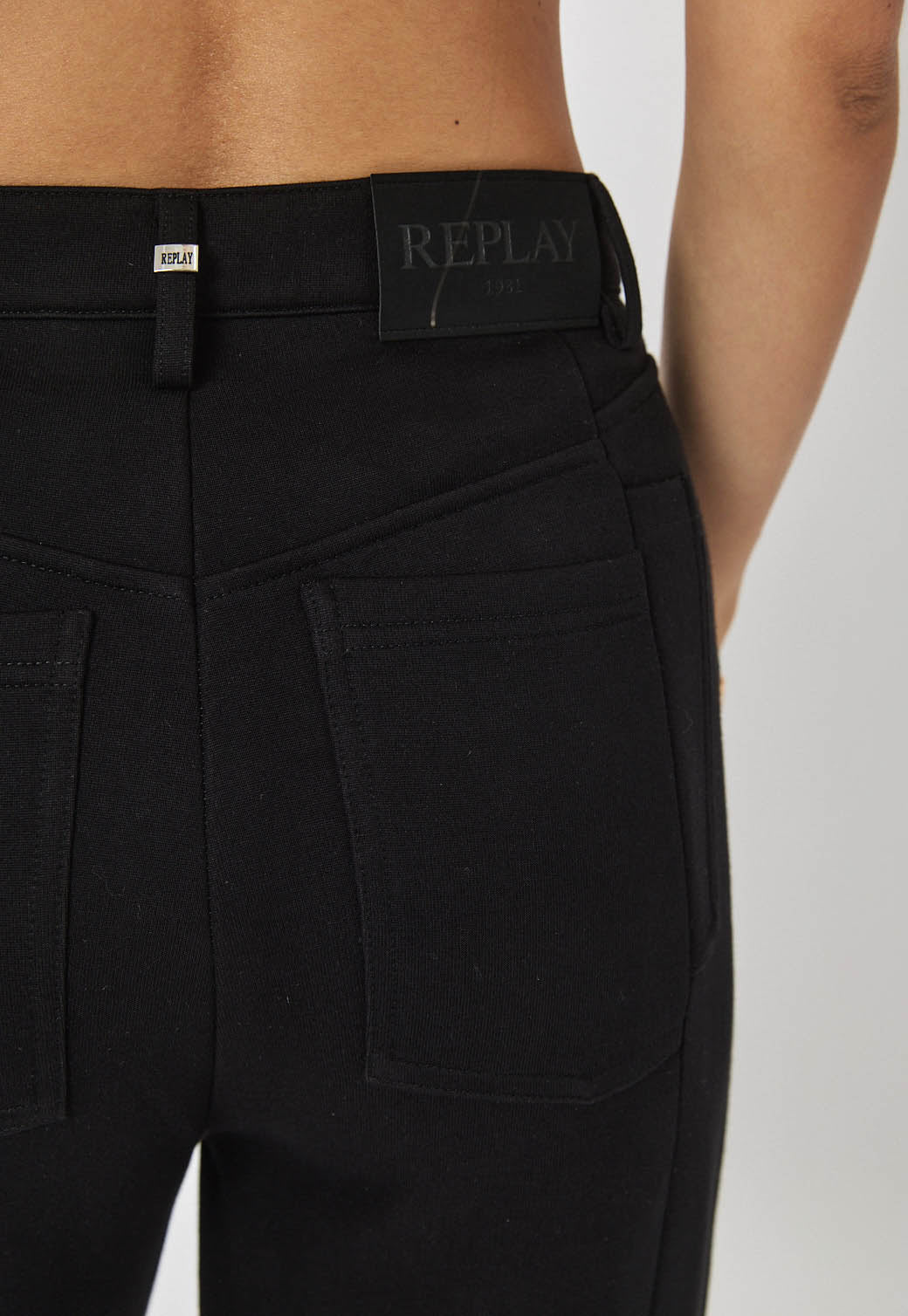 מכנסיים ארוכים לנשים בצבע שחור עם תפרים קדמיים