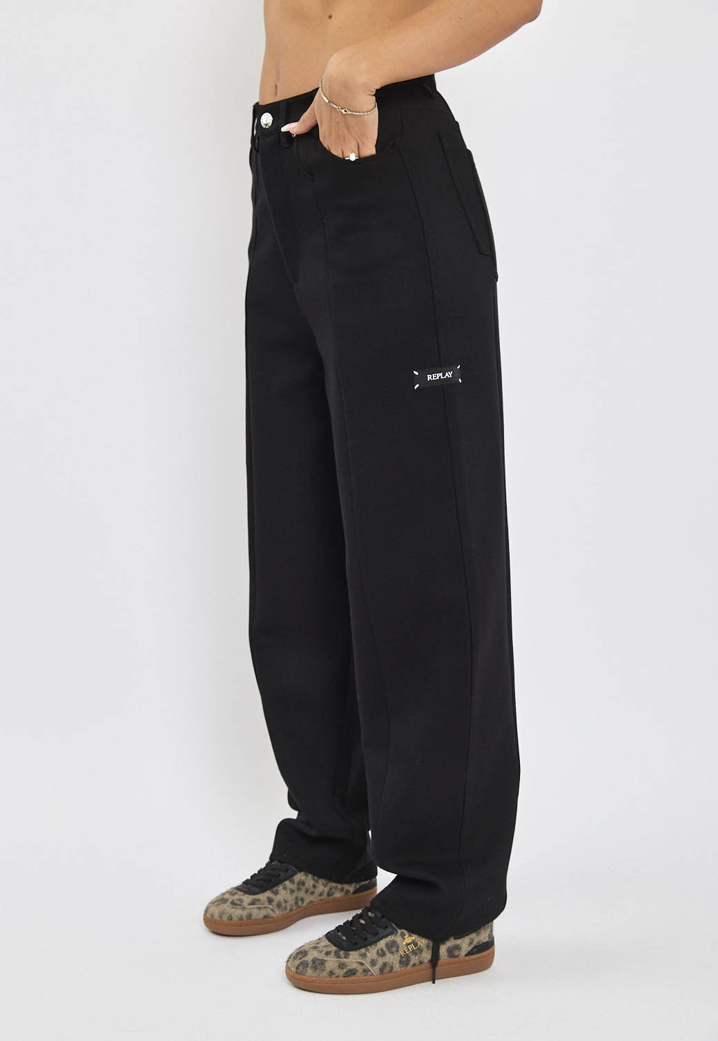 מכנסיים ארוכים לנשים בצבע שחור עם תפרים קדמיים