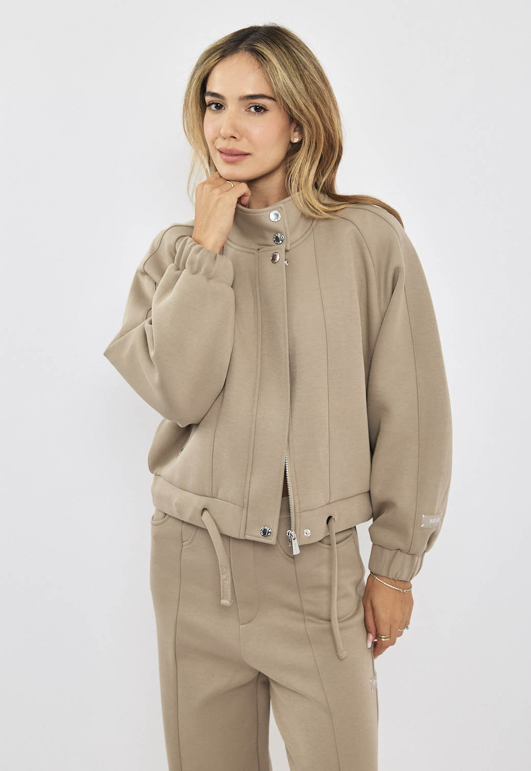 ג׳קט קצר לנשים בצבע בז׳ עם רוכסן