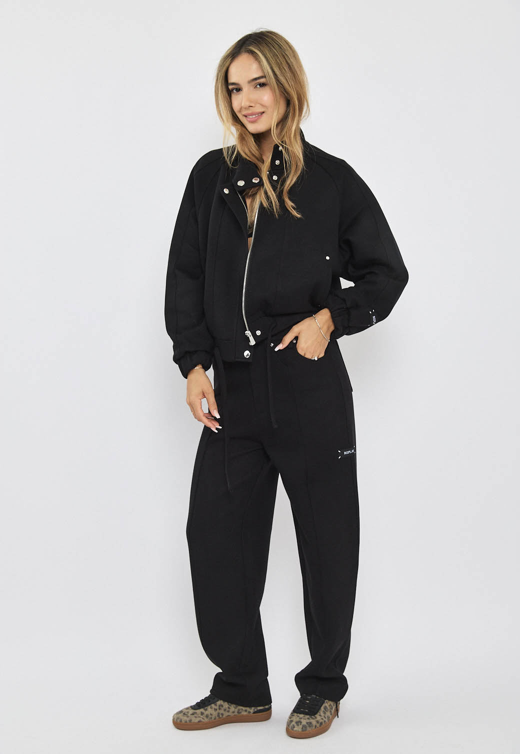 ג׳קט קצר לנשים בצבע שחור עם רוכסן