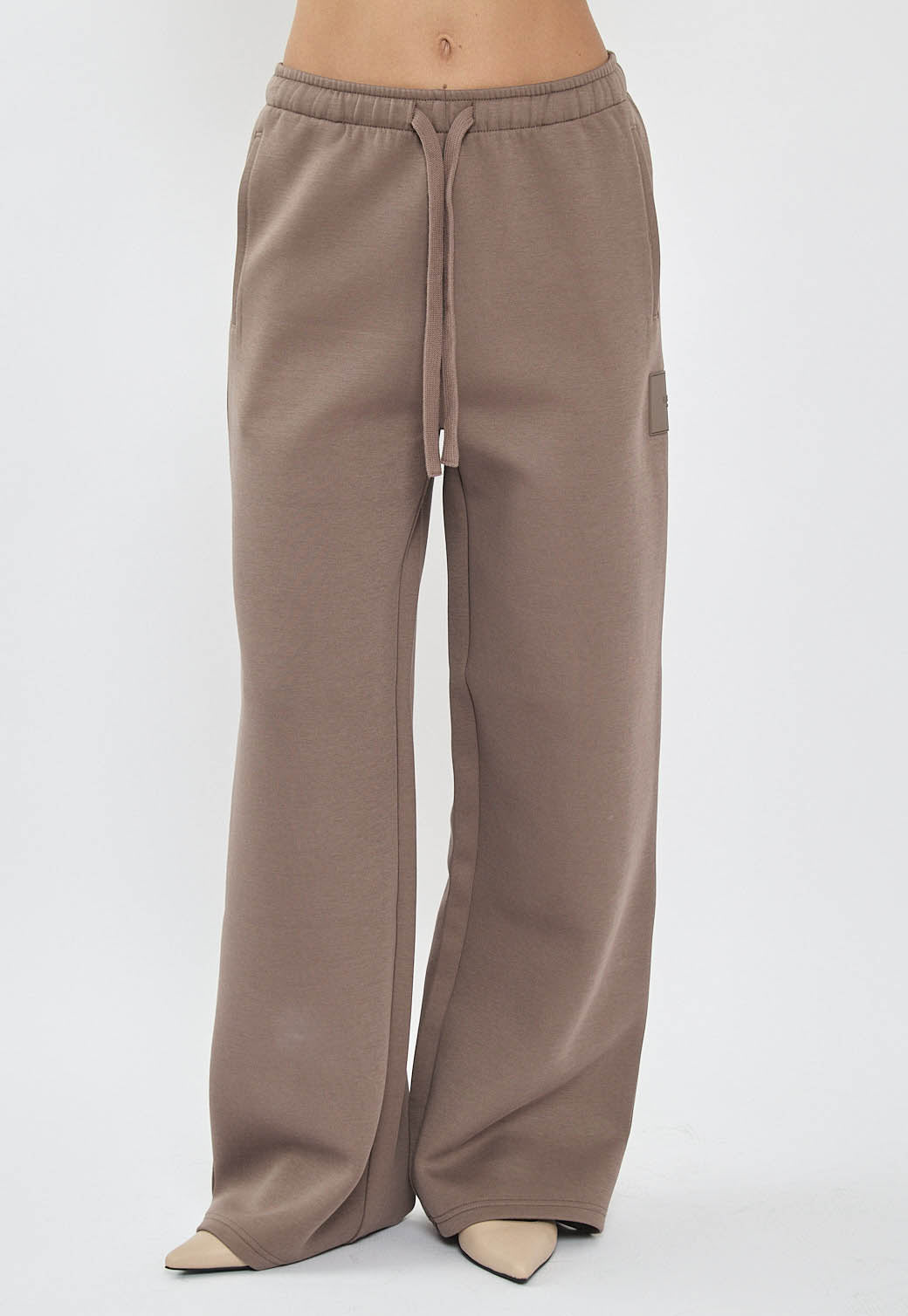 מכנסיים רחבים לנשים בצבע חום עם שרוך קשירה