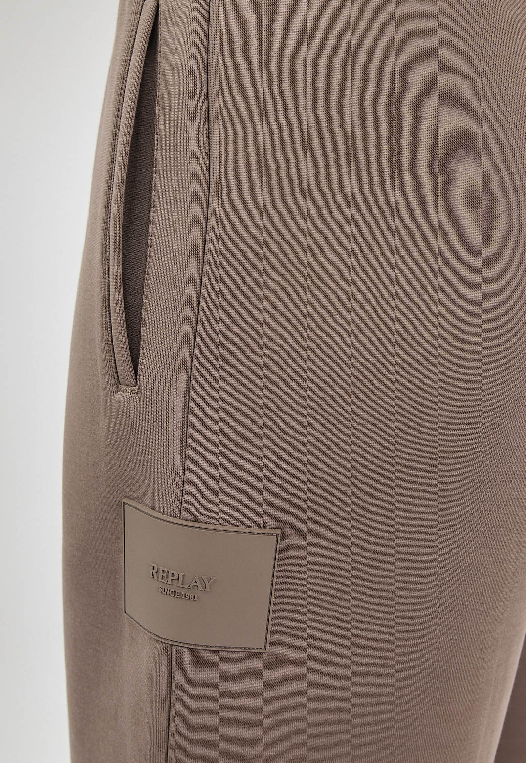 מכנסיים רחבים לנשים בצבע חום עם שרוך קשירה