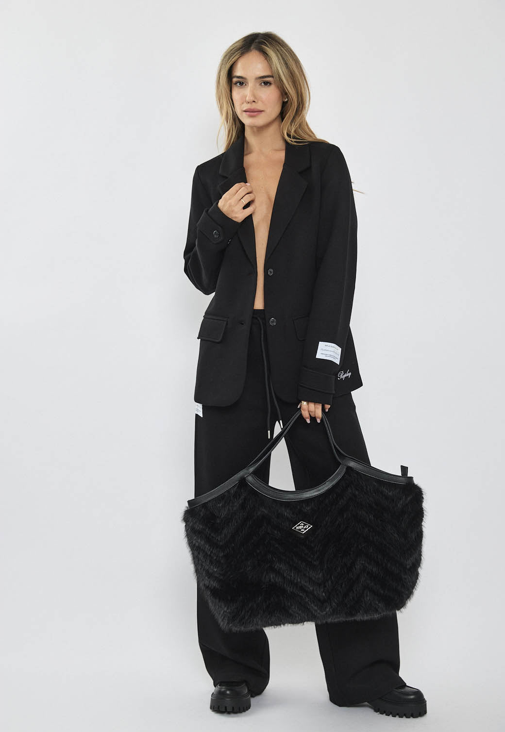 מכנסי טרנינג לנשים INTERLOCK LONG PANTS בצבע שחור