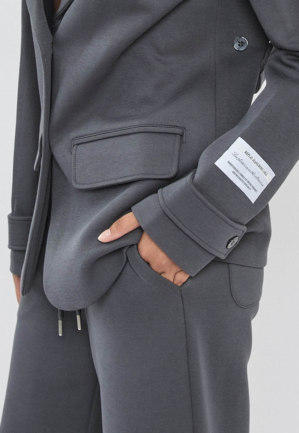 בלייזר לנשים W INTERLOCK JKT בצבע אפור