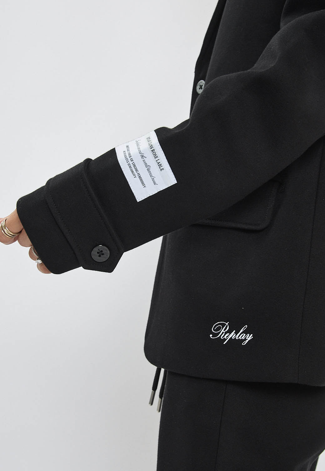 בלייזר לנשים INTERLOCK JKT בצבע שחור