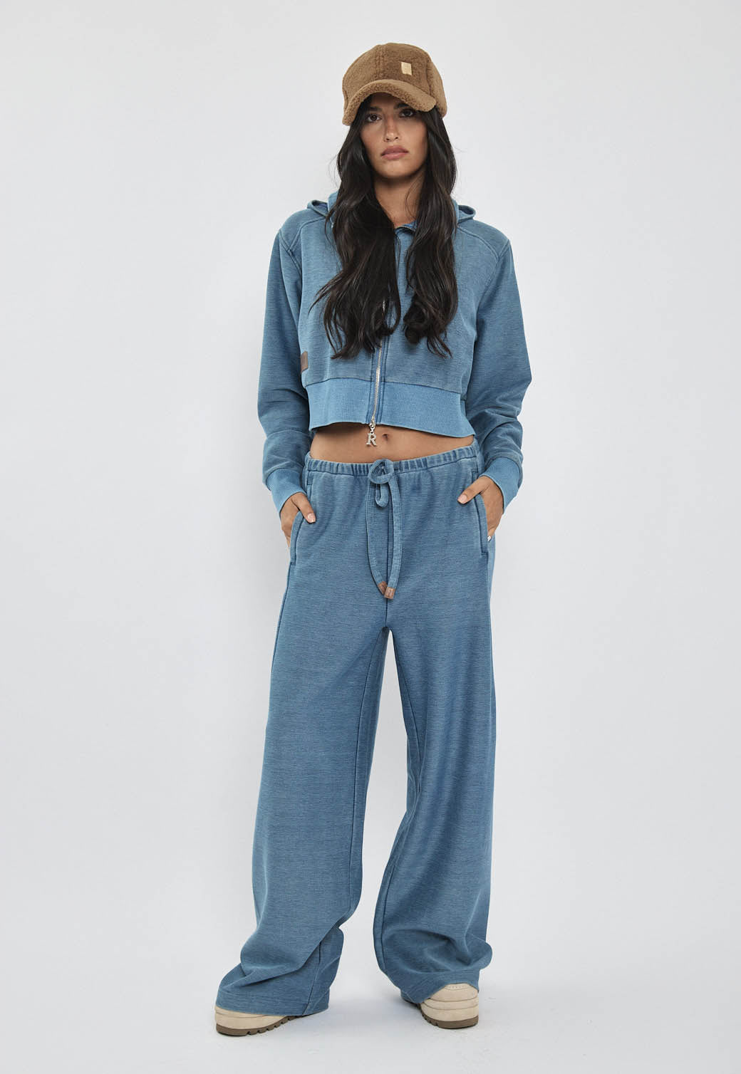 מכנסיים לנשים בגזרה רחבה בצבע כחול בהיר