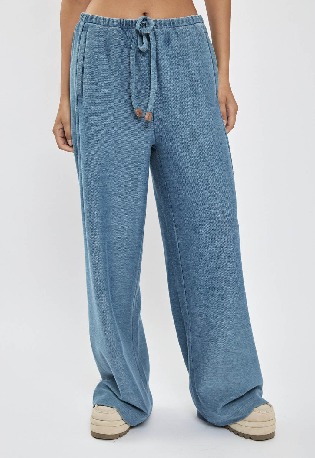 מכנסיים לנשים בגזרה רחבה בצבע כחול בהיר