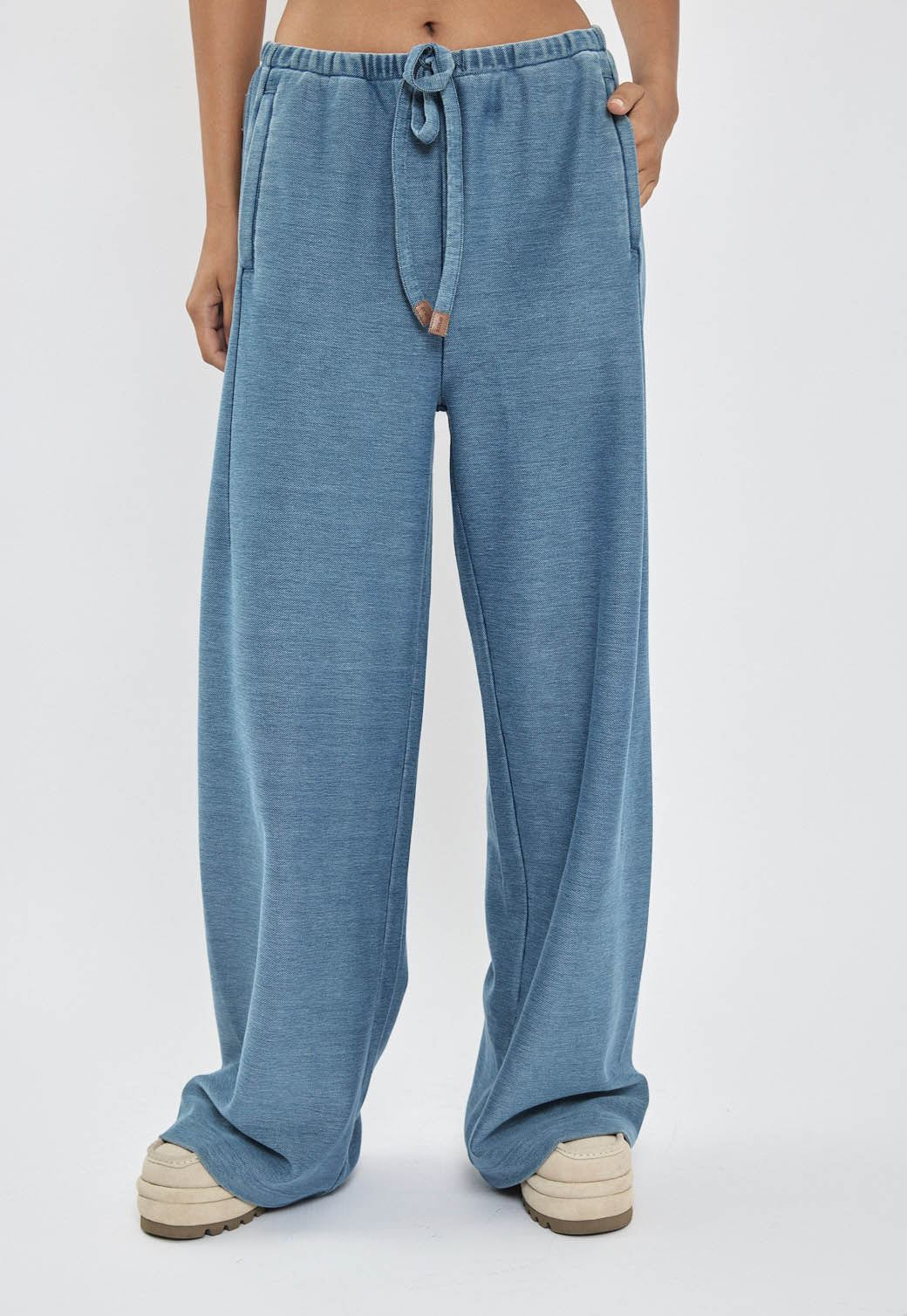 מכנסיים לנשים בגזרה רחבה בצבע כחול בהיר