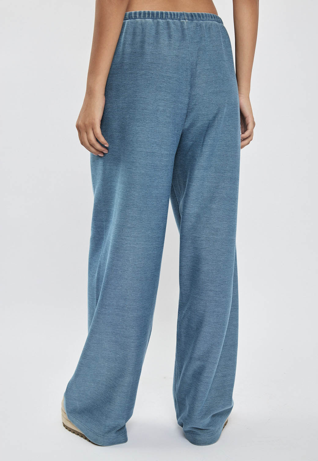 מכנסיים לנשים בגזרה רחבה בצבע כחול בהיר