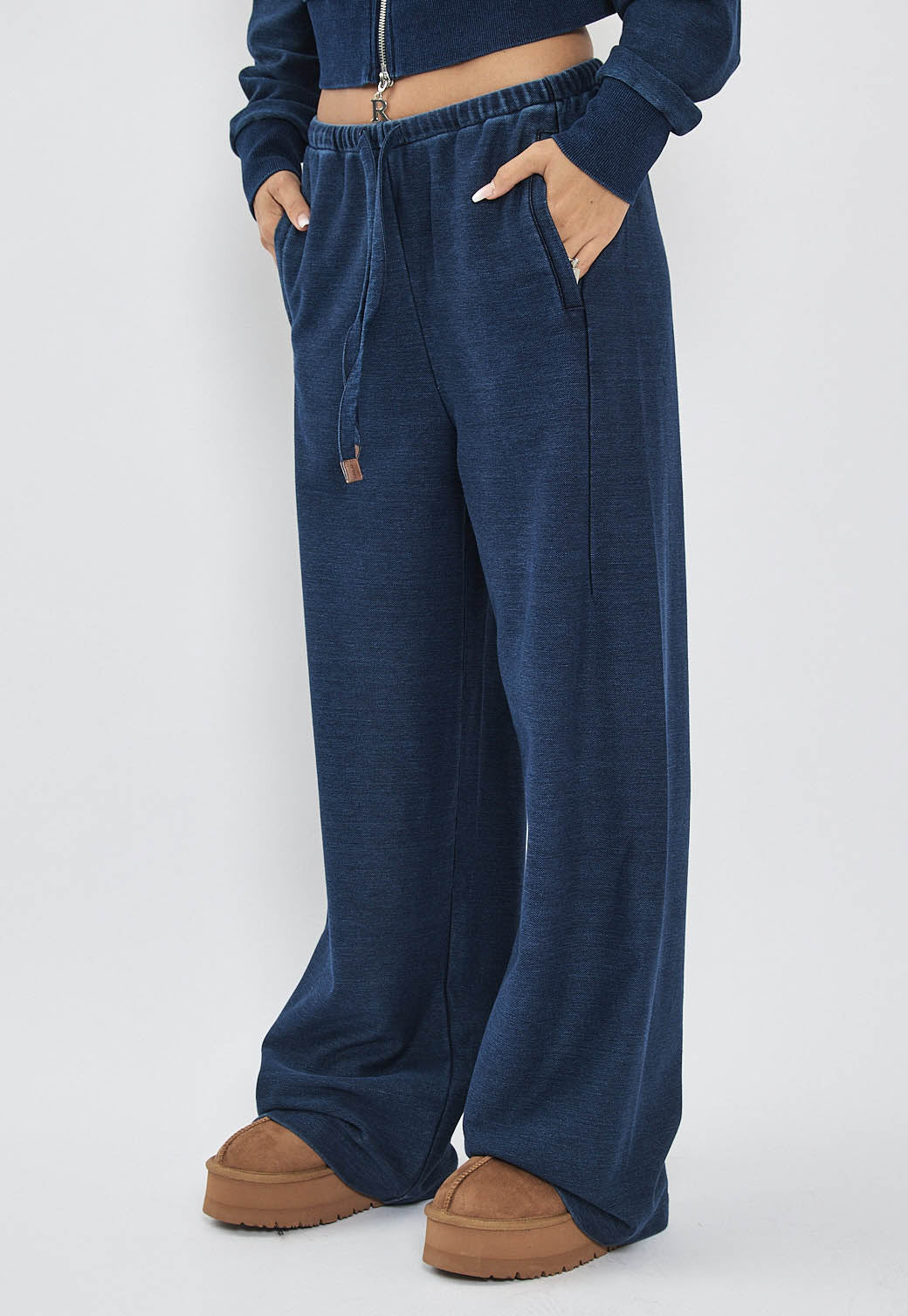 מכנסיים לנשים בגזרה רחבה בצבע כחול כהה