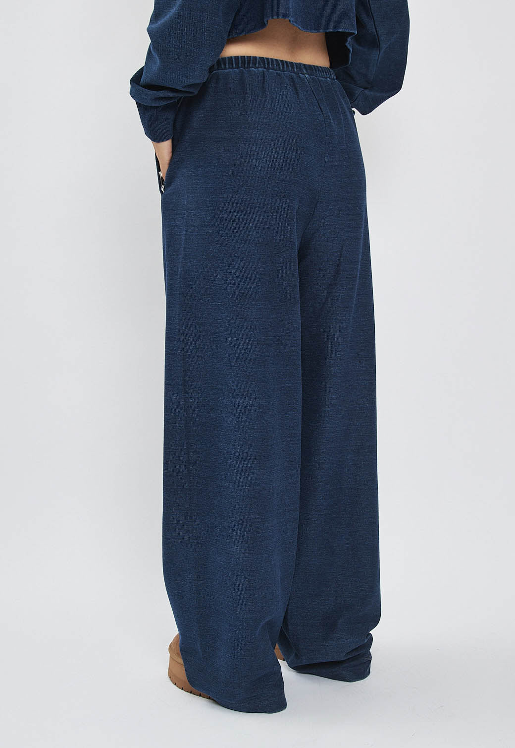 מכנסיים לנשים בגזרה רחבה בצבע כחול כהה