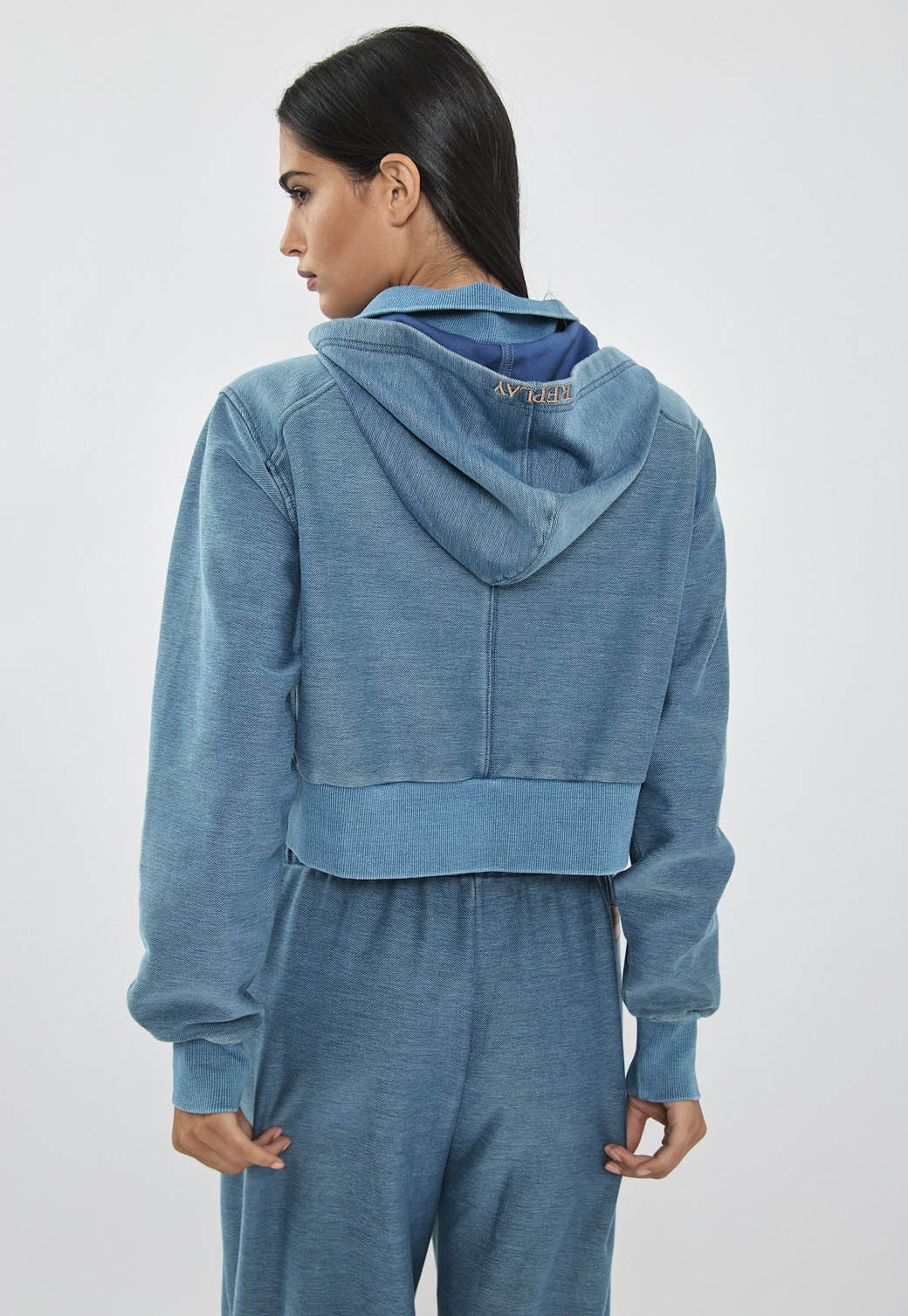 ג׳קט לנשים בצבע כחול בהיר עם רוכסן