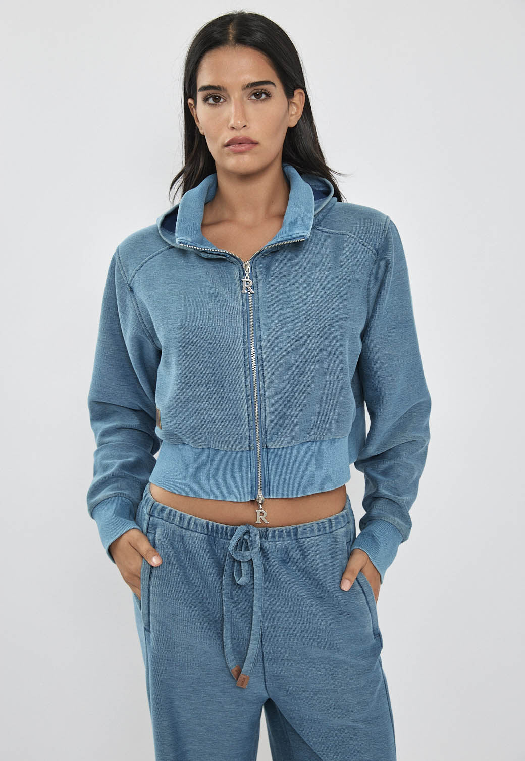 ג׳קט לנשים בצבע כחול בהיר עם רוכסן