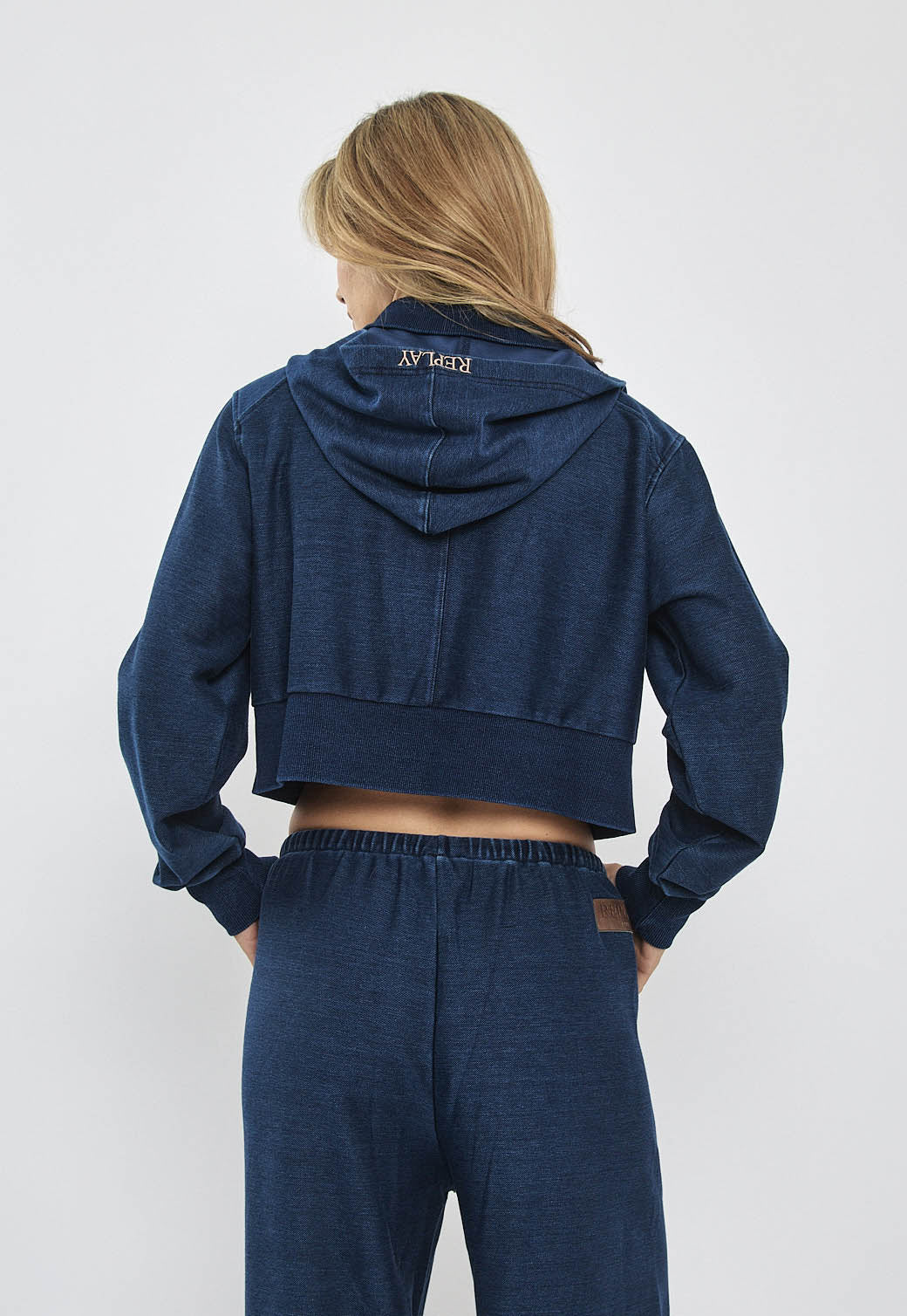 ג׳קט דנים לנשים בצבע כחול כהה עם רוכסן