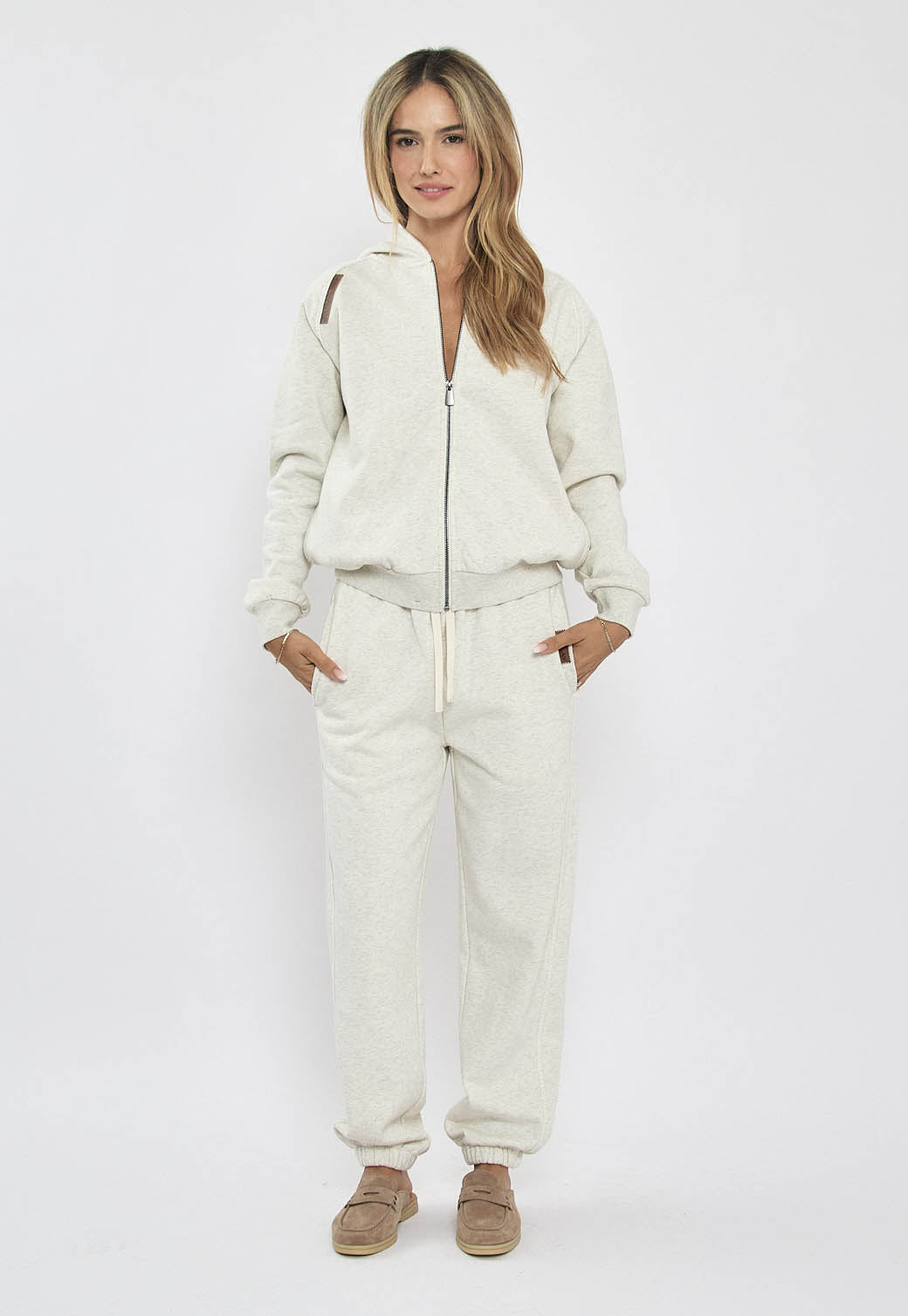 מכנסי טרנינג לנשים בצבע קרם עם שרוך