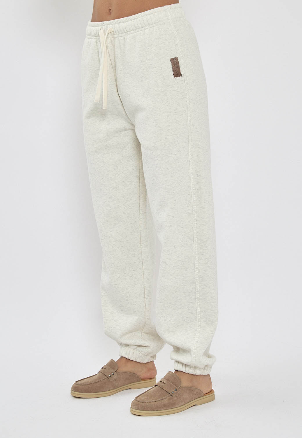 מכנסי טרנינג לנשים בצבע קרם עם שרוך