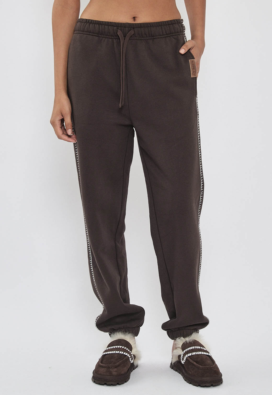 מכנסי טרנינג לנשים בצבע חום כהה עם שרוך