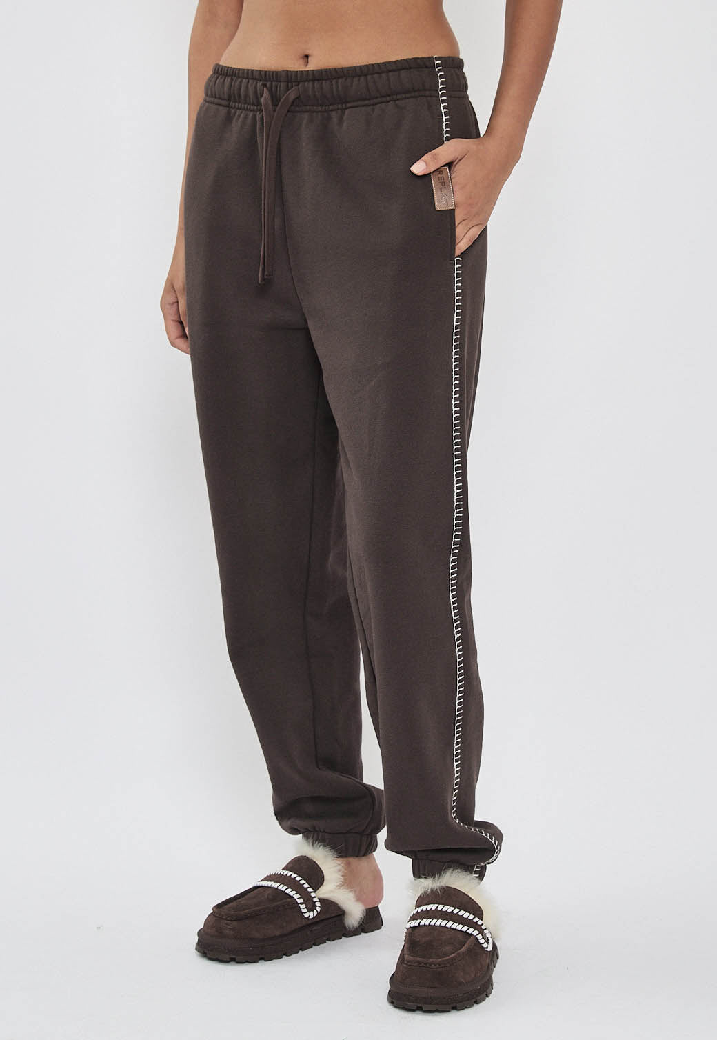 מכנסי טרנינג לנשים בצבע חום כהה עם שרוך