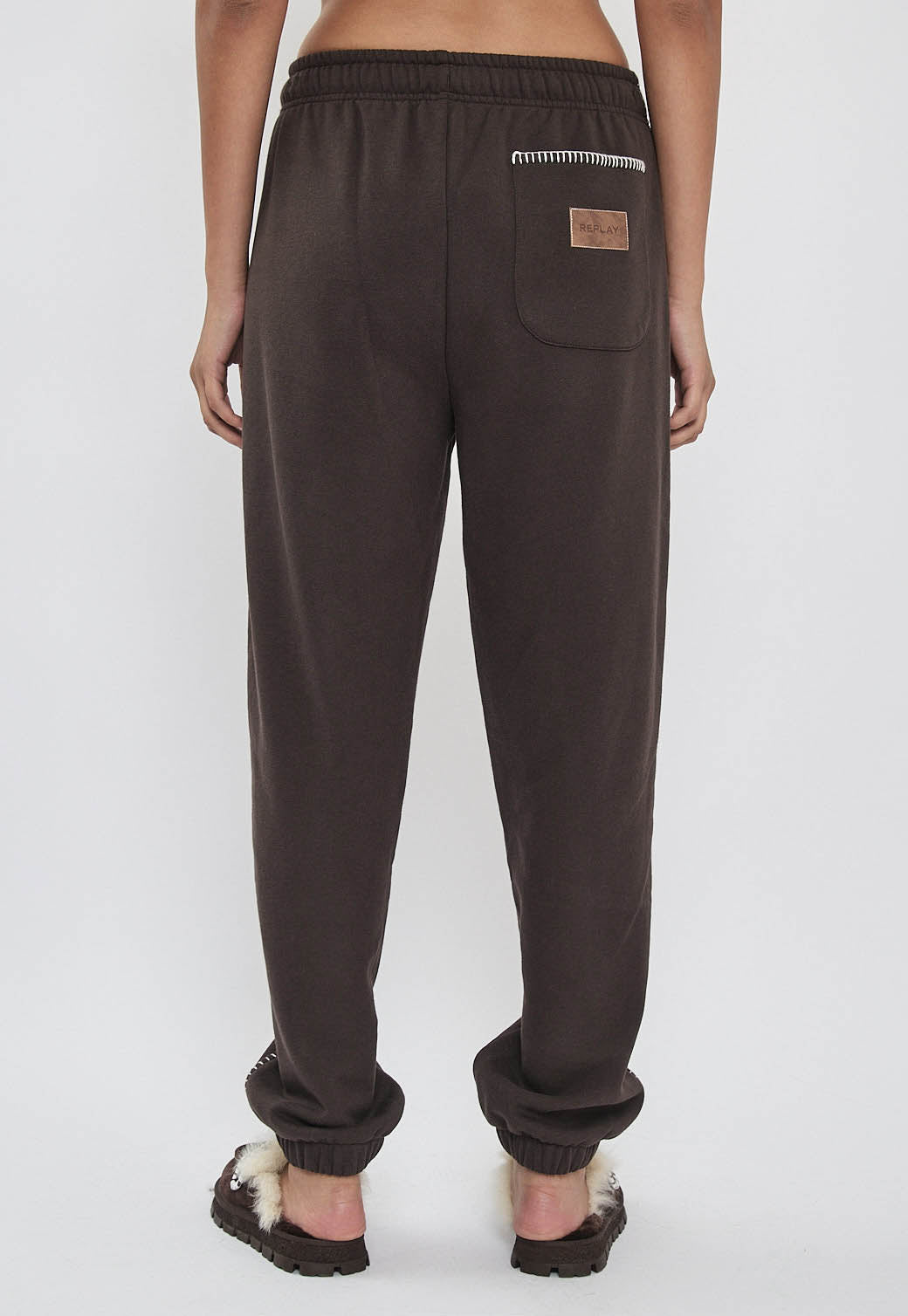 מכנסי טרנינג לנשים בצבע חום כהה עם שרוך