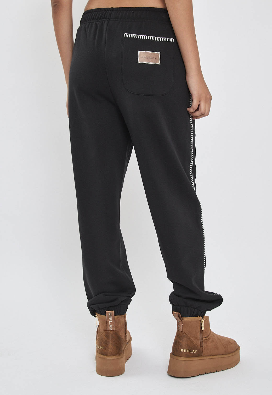 מכנסי טרנינג לנשים בצבע שחור עם פס צד ולוגו