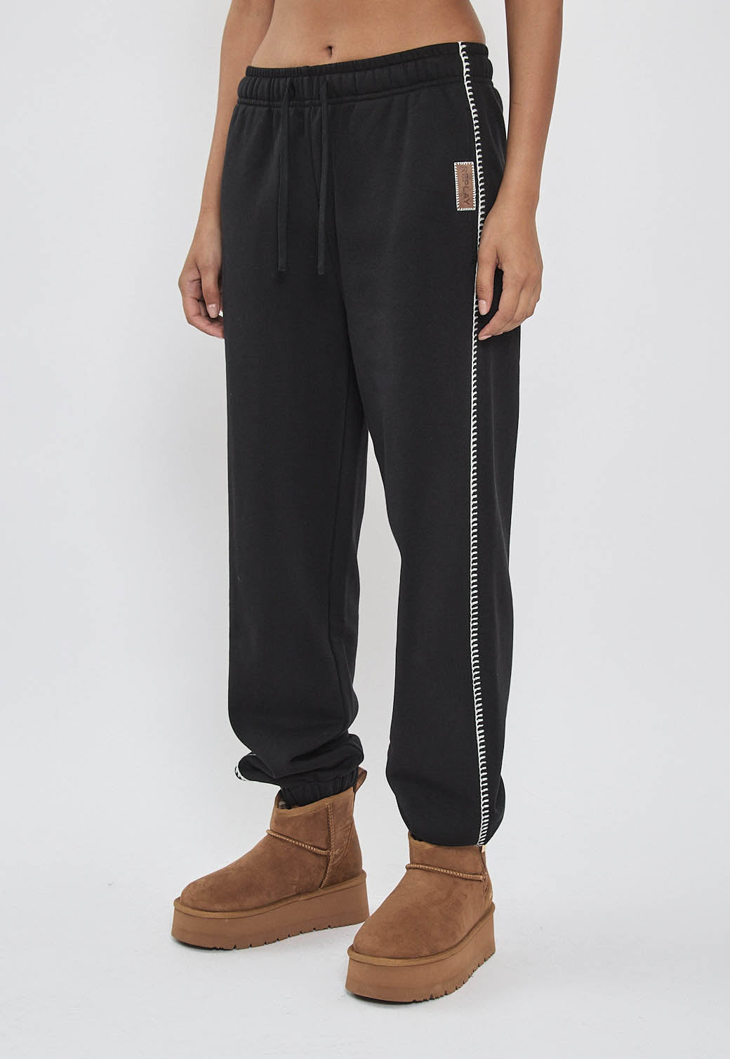 מכנסי טרנינג לנשים בצבע שחור עם פס צד ולוגו