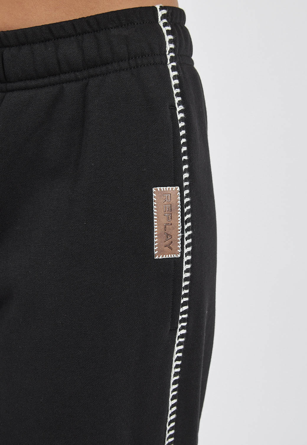 מכנסי טרנינג לנשים בצבע שחור עם פס צד ולוגו