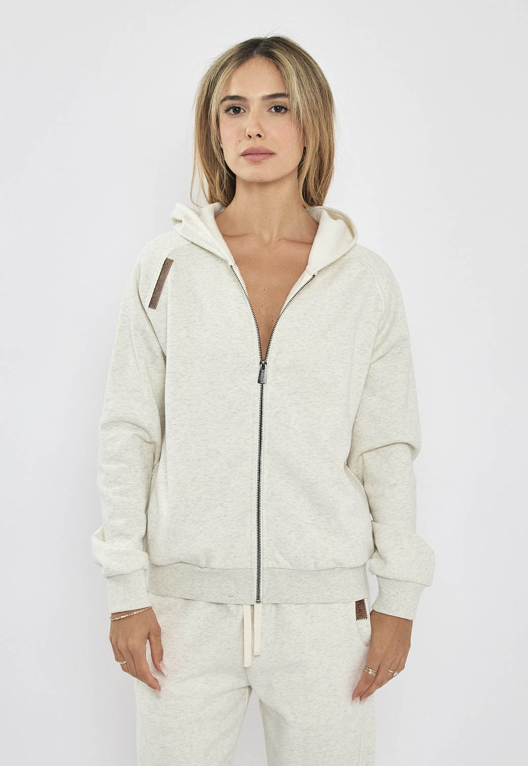 קפוצ׳ון לנשים עם רוכסן קדמי בצבע קרם