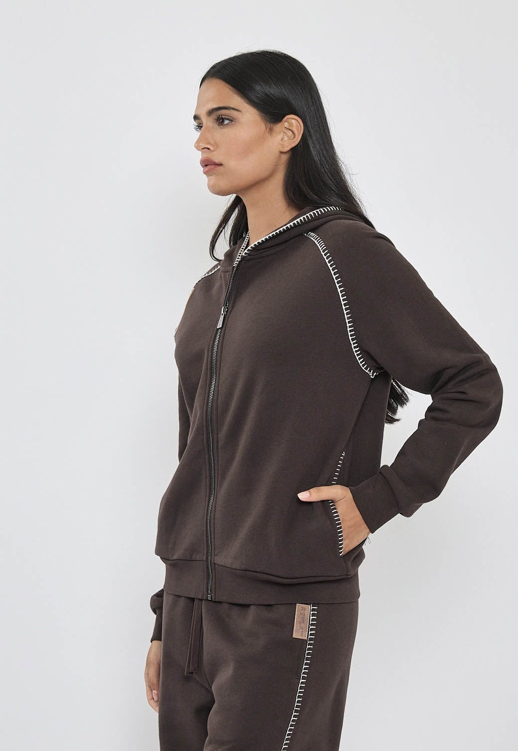 ג׳קט רוכסן לנשים בצבע חום כהה