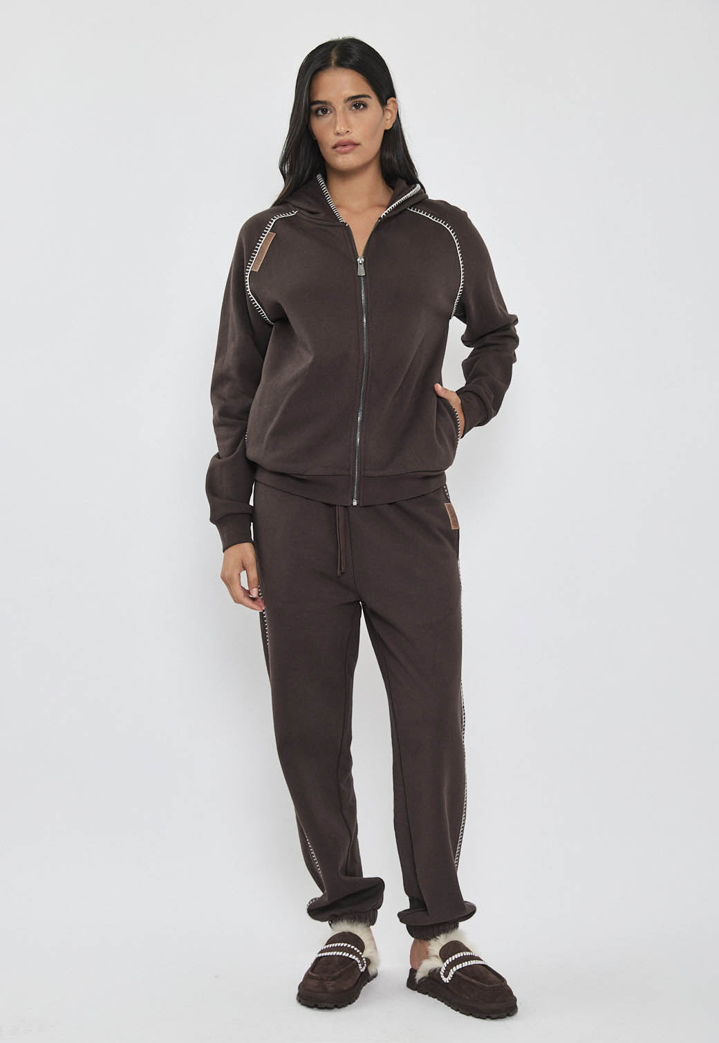 ג׳קט רוכסן לנשים בצבע חום כהה