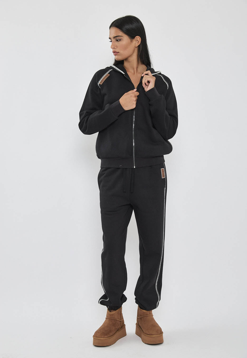 קפוצ׳ון לנשים עם רוכסן בצבע שחור ותפר דקורטיבי לבן