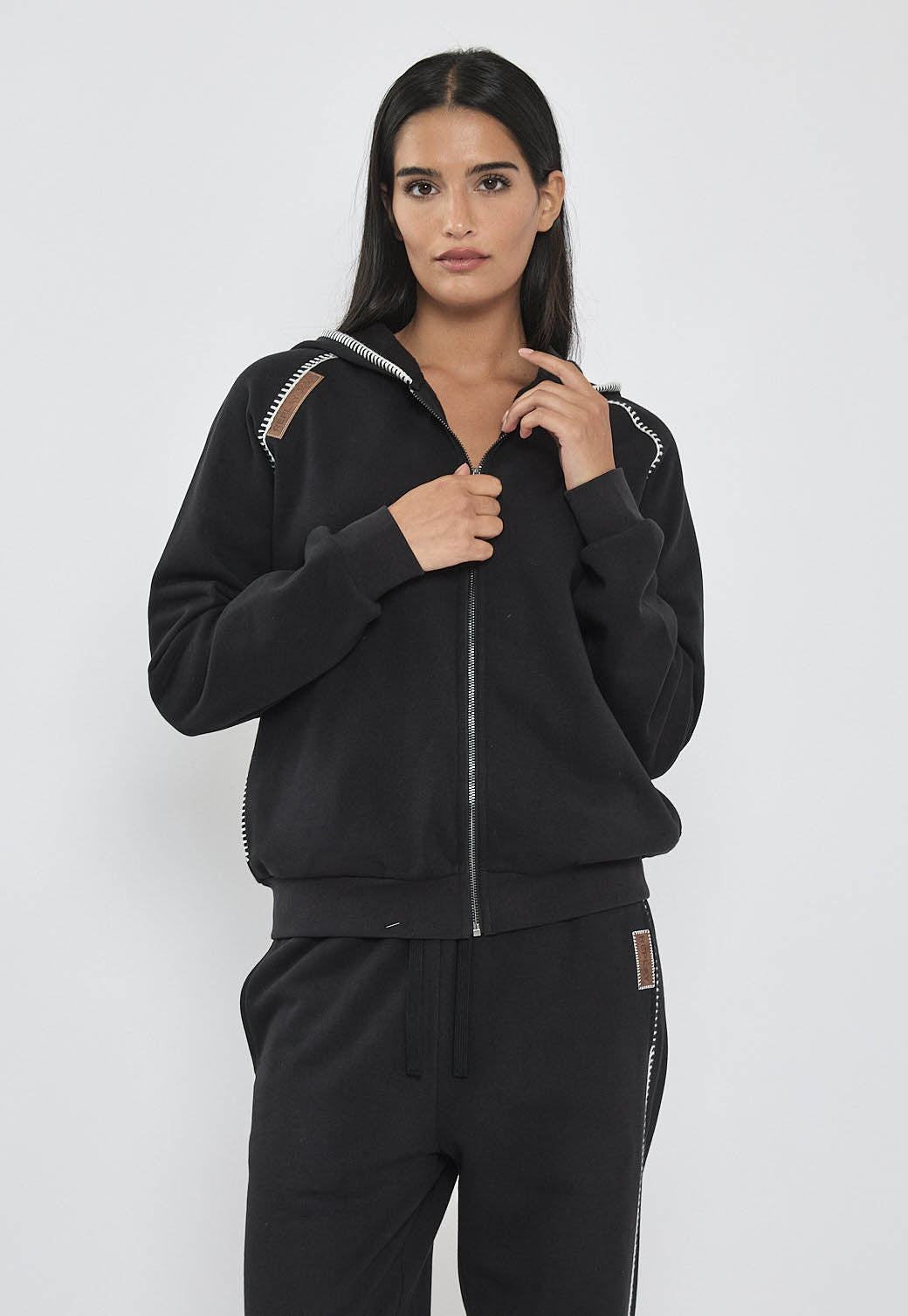 קפוצ׳ון לנשים עם רוכסן בצבע שחור ותפר דקורטיבי לבן