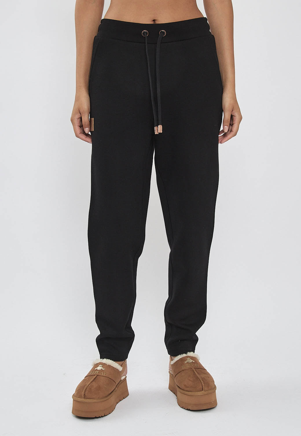 מכנסי טרנינג ארוכים בצבע שחור