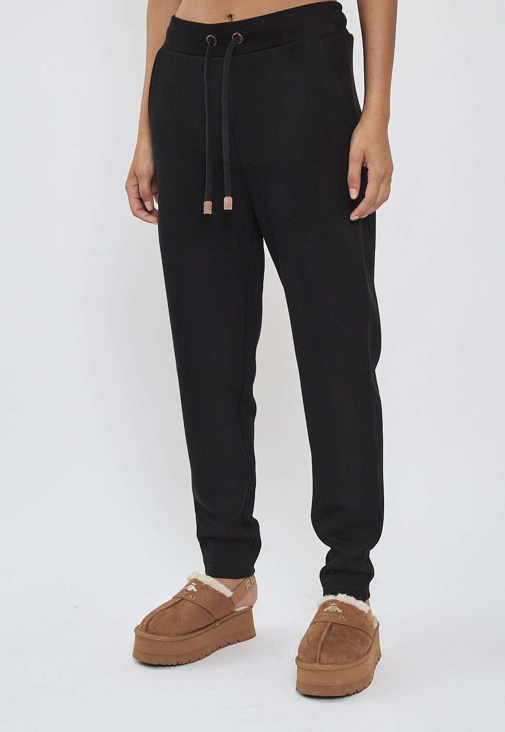 מכנסי טרנינג ארוכים בצבע שחור