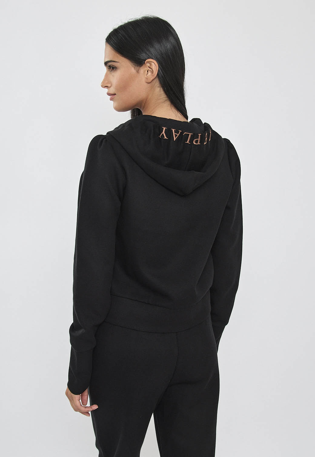 קפוצ’ון רוכסן לנשים בצבע שחור