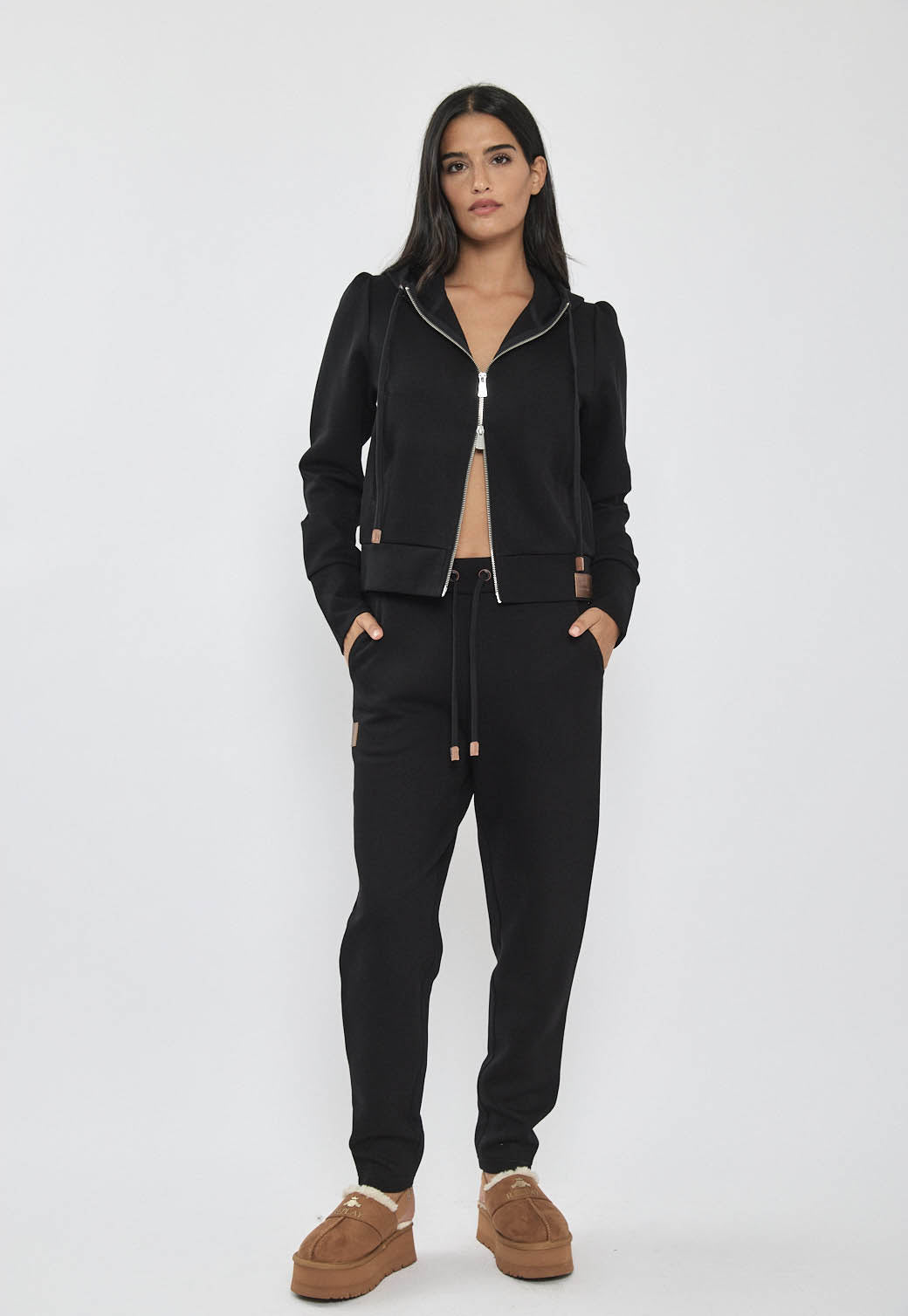 קפוצ’ון רוכסן לנשים בצבע שחור