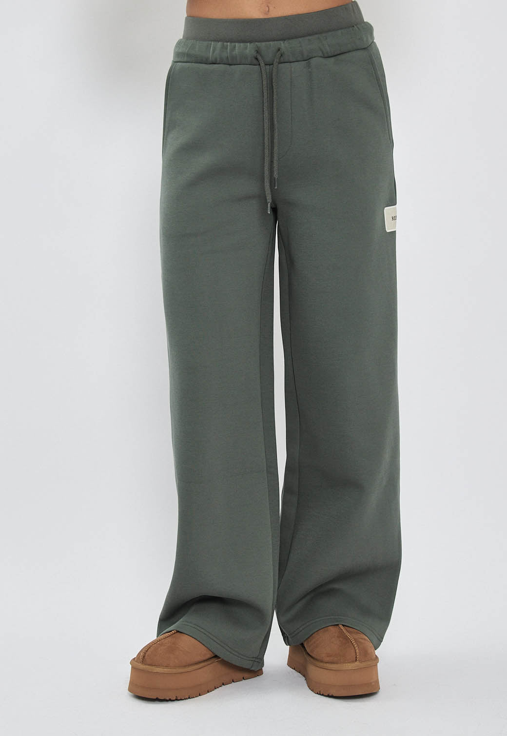 מכנסי ג׳וגר רחבים לנשים בצבע ירוק