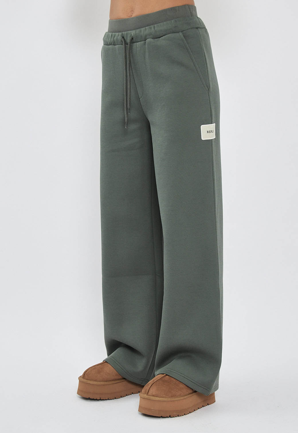 מכנסי ג׳וגר רחבים לנשים בצבע ירוק