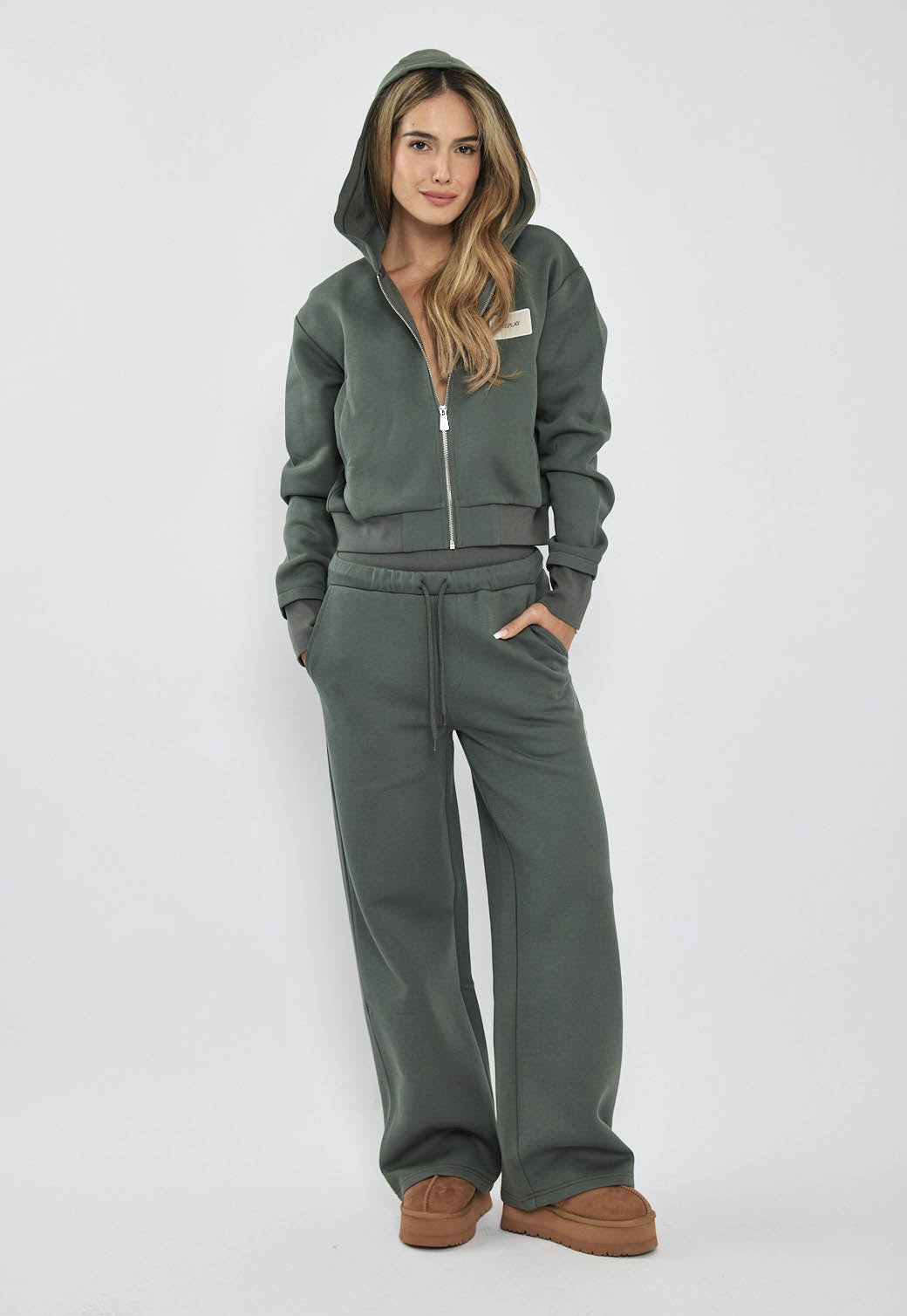 קפוצ׳ון קצר לנשים עם רוכסן בצבע ירוק ולוגו בחזה