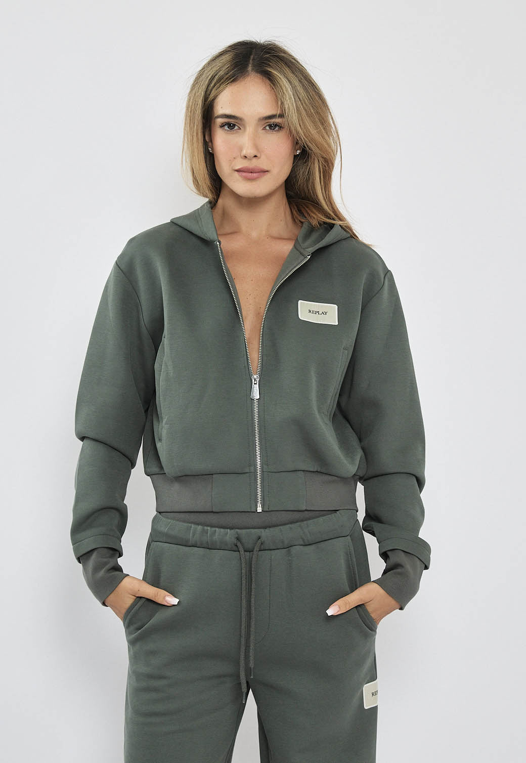 קפוצ׳ון קצר לנשים עם רוכסן בצבע ירוק ולוגו בחזה