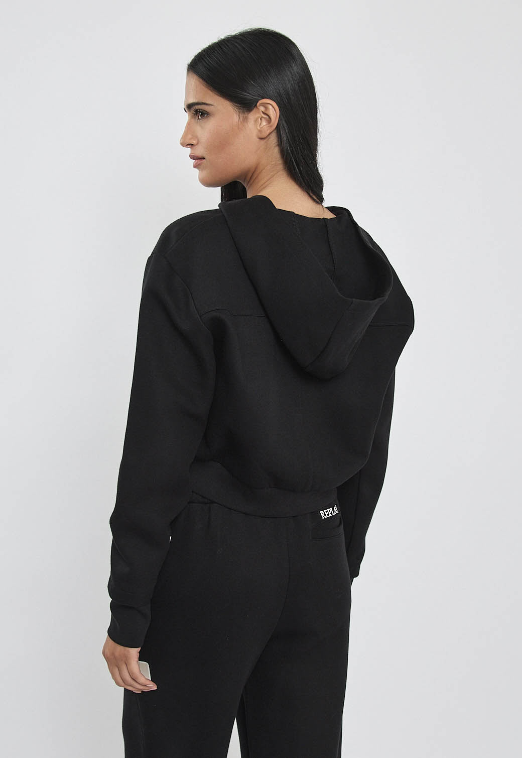 ג׳קט קפוצ׳ון לנשים בצבע שחור עם רוכסן ולוגו