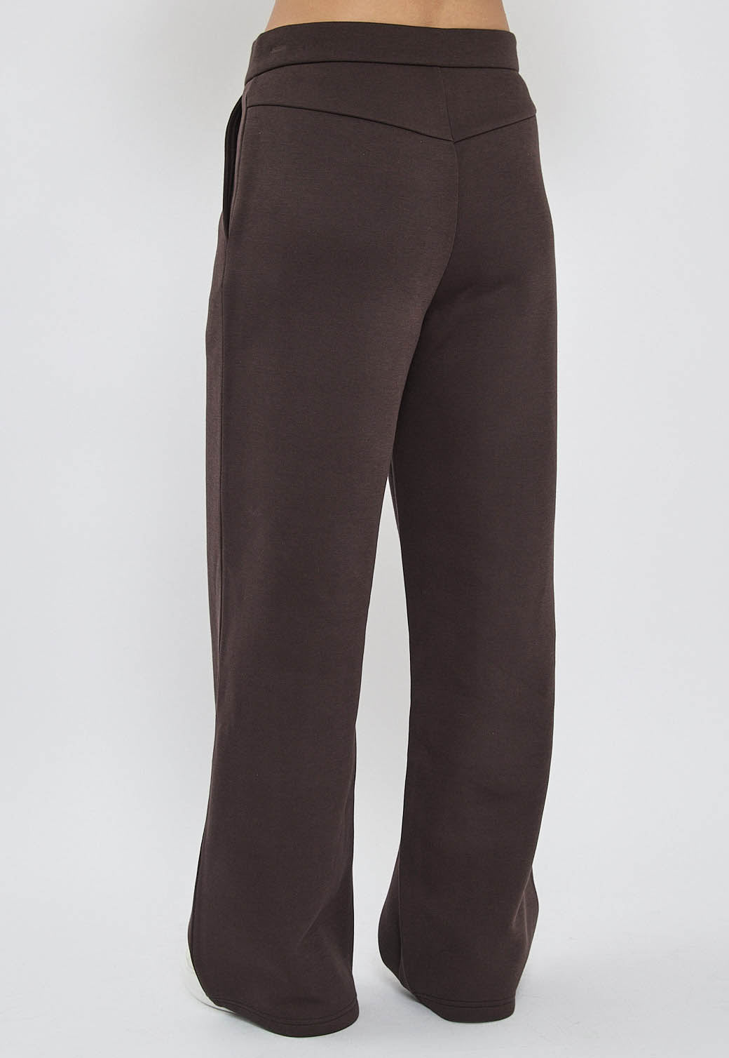 מכנסיים רחבים לנשים בצבע חום עם קפל קדמי